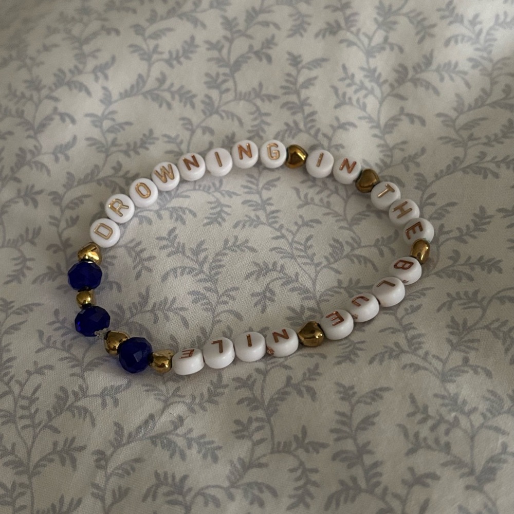 Taylor Swift “DROWNING IN THE BLUE NILE” TTPD friendship bracelet